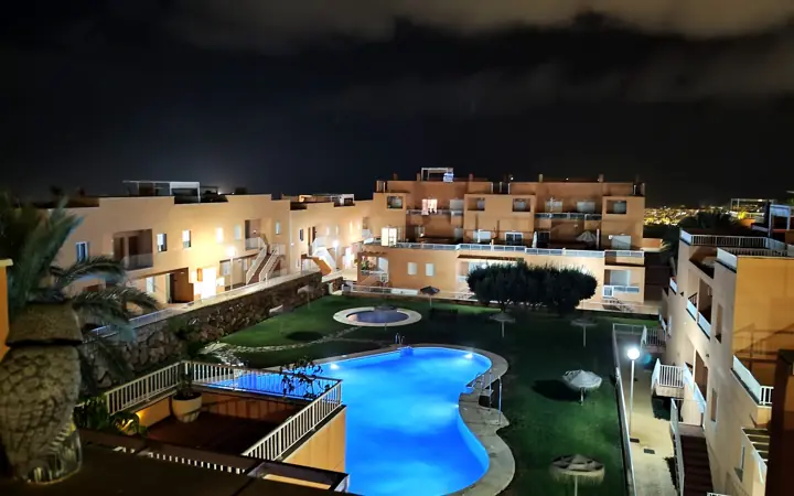 Piscina iluminada por la noche