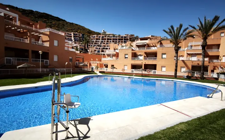 Piscina grande de la urbanización